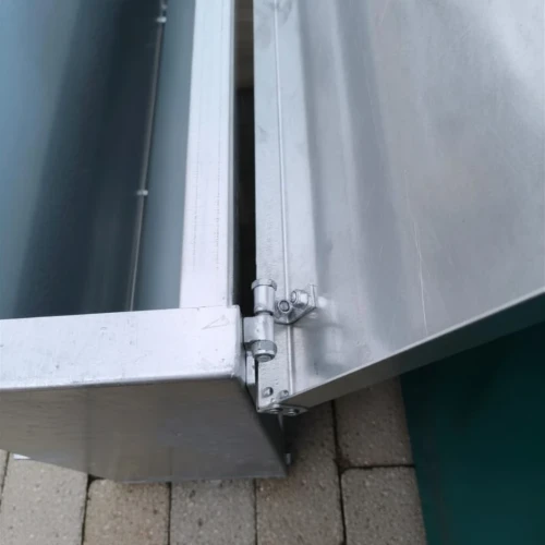 karmnik dla cieląt metalowy na pastwisko.webp