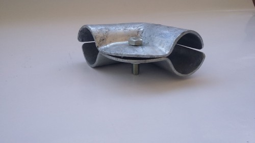 Obejma kątowa do połączenia dwóch rur narożnie. Widok na mocowanie dwóch rur.jpg
