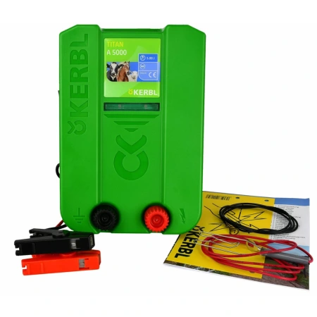 Elektryzator akumulatorowy TITAN A 5000 5.0 J marki KERBL – mocny pastuch na 12V, idealny dla długich, zarośniętych ogrodzeń. Skuteczny dla koni, bydła, owiec i dzików, z opcją podłączenia panelu słonecznego.