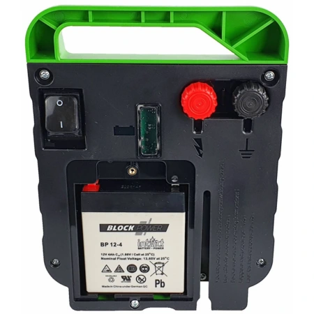 Elektryzator solarny TITAN S 400 0.4 J marki KERBL – ekologiczny pastuch elektryczny idealny na padok i ogrodzenia z niskim porostem. Z panelami solarnymi i ochroną akumulatora.