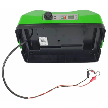Elektryzator akumulatorowy TITAN A 8000 marki KERBL – mocny pastuch elektryczny 12V z regulacją impulsu, kontrolkami LED, opcją solarną i zabezpieczeniem akumulatora. Idealny dla koni i bydła.