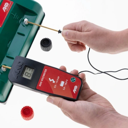 Cyfrowy tester napięcia DUO VOLTMETER 9V AKO – dokładny pomiar napięcia ogrodzeń i baterii (3-18 V). Kompaktowy, energooszczędny, z baterią w zestawie. Idealny dla użytkowników pastuchów elektrycznych.