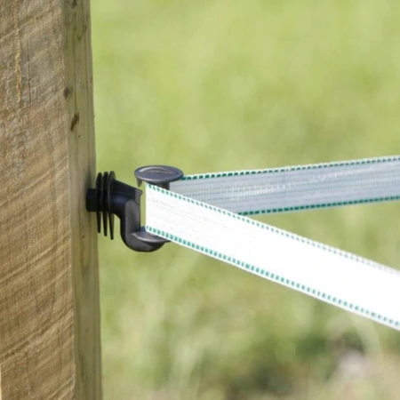 Izolator narożny do taśmy CAVALLO marki Kerbl, pasujący do taśm o szerokości do 40 mm. Wytrzymały trzpień ocynkowany 8 mm i konstrukcja z odpornego poliamidu zapewniają trwałość i doskonałe właściwości izolacyjne.